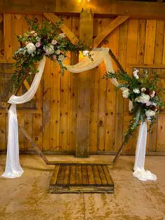Aranjamente florale și alte decorațiuni pentru nunți cu specific rustic - nuntapeplaja.ro