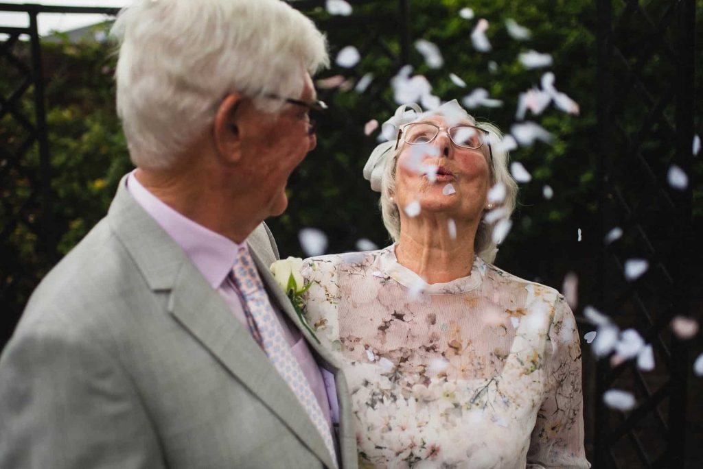 Nunta la 50 de ani de căsătorie - cum să organizezi un eveniment aparte? Idei și inspirație - nuntapeplaja.ro