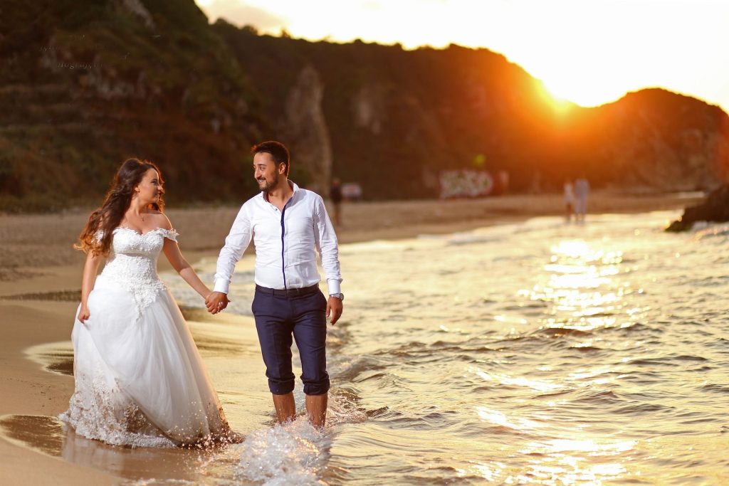 2 Cum sa faci poze artistice la nunta Idei originale si inedite (5)- Nunta pe plaja