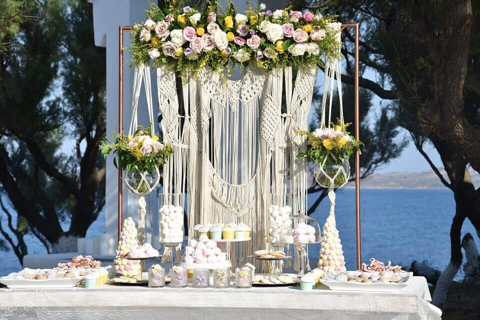 Idei-de-tort-pentru-nunta-cum-creezi-un-moment-magic-si-memorabil-pentru-tine-si-pentru-invitati-decoratiuni-aranjamente-florale-nunta-plaja-mare