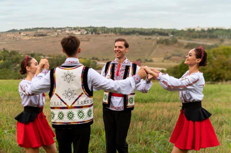 Traditii-de-nunta-in-Moldova-ce-obiceiuri-predomina-la-o-nunta-moldoveneasca-Oameni-dansand.