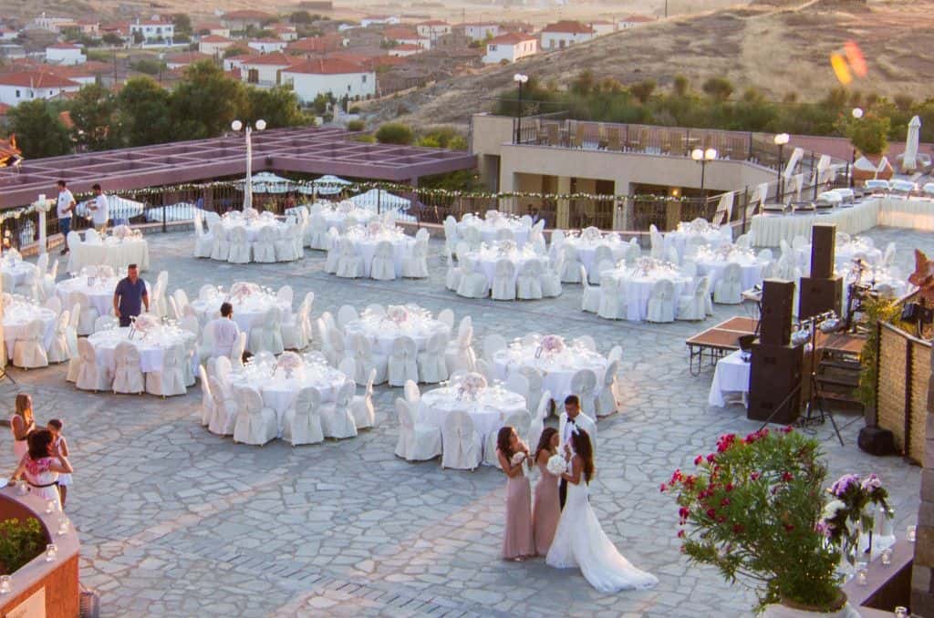 Nunta-cu-tematica-Travel-de-ce-trebuie-sa-tii-cont-atunci-cand-organizezi-un-astfel-de-eveniment-nunta-mese-albe-oameni