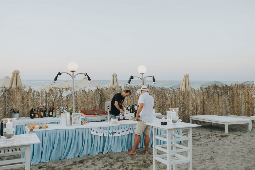 Nunta-cu-tematica-travel-o-lista-cu-destinatiile-perfecte-pentru-unirea-destinelor-petrecere-pe-plaja-in-Grecia