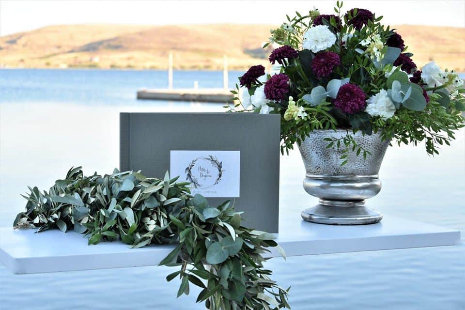 3.1.-Nunta-cu-tematica-de-calatorie-sugestii-si-recomandari-pentru-alegerea-aranjamentelor-decoratiune-florala-pe-masa-la-nunta-flori-in-vaza-argintie
