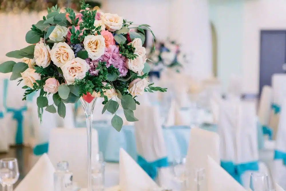 20-ani-de-casatorie-si-semnificatie-–-organizarea-unei-petreceri-perfecte_aranjament-floral-colorat-in-sala-decorata-in-alb-si-albastru.