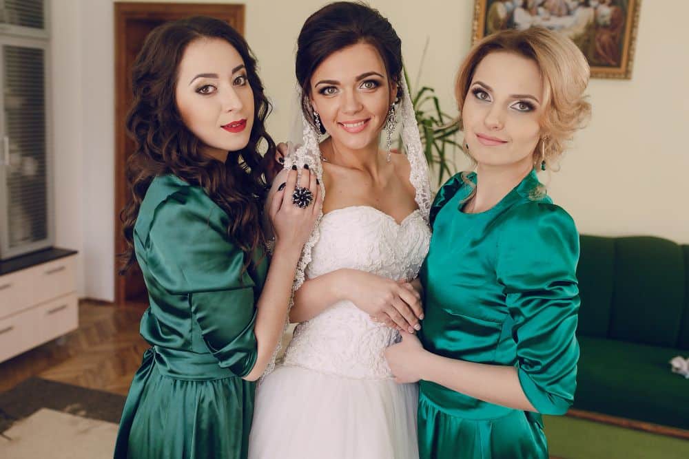 Machiaj-de-domnisoara-de-onoare-–-ce-trebuie-sa-stii-pentru-a-i-fi-alaturi-celei-mai-bune-prietene-in-ziua-cea-mare.