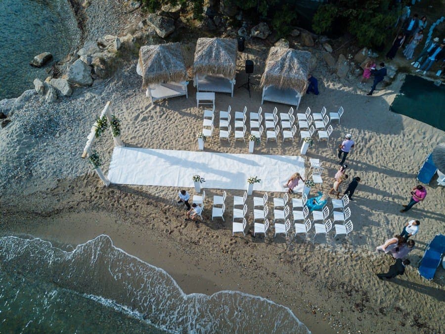 1. Nuntă în Skopelos Grecia - plajă, scaune albe, oameni