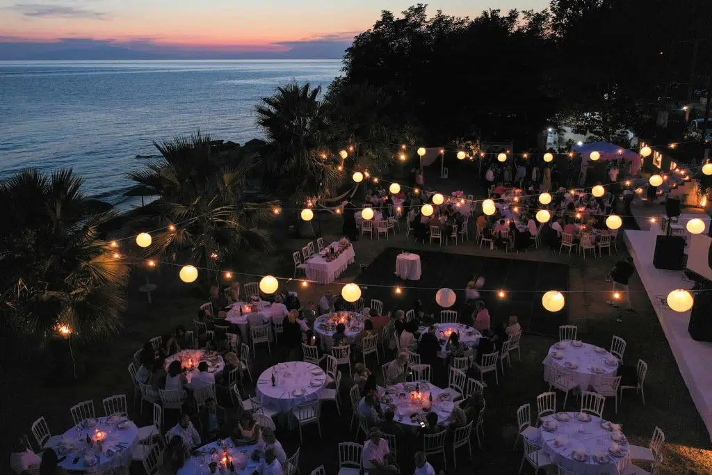 2. Nuntă în Skopelos - eveniment organizat seara, luminițe